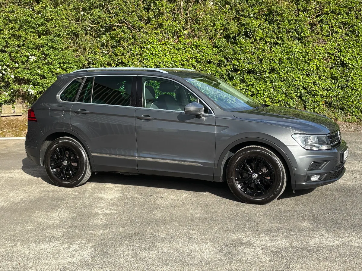 Volkswagen Tiguan 2017 1 OWNER PRISTINE CONDITION - Image 3