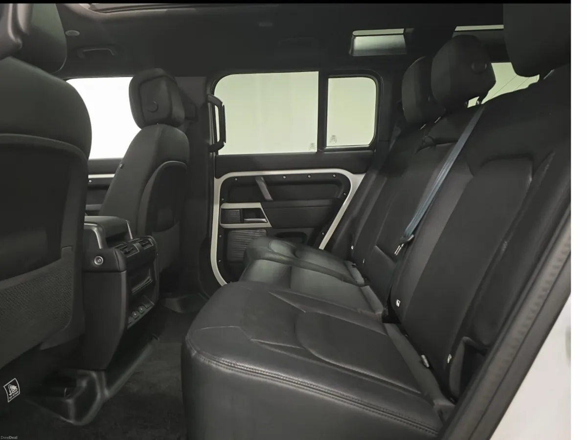 Land Rover Defender Diesel Estate X-Dynamic HSE - Image 4