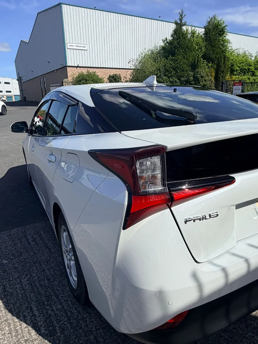 2022 Toyota Prius White - Image 4