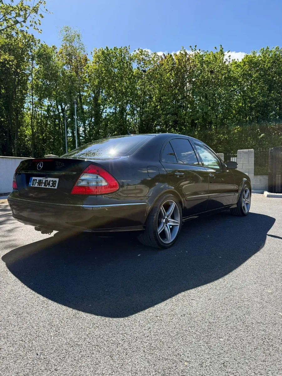 Mercedes-Benz E-Class 2007 - Automatic - Image 3