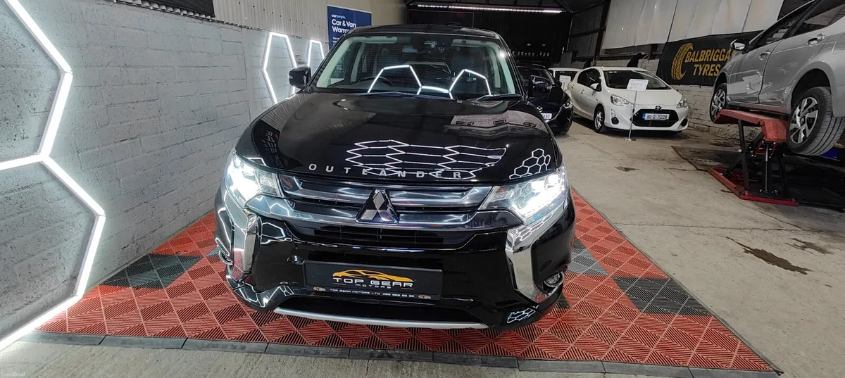 2018 Mitsubishi Outlander Plug in Hybrid - Image 3