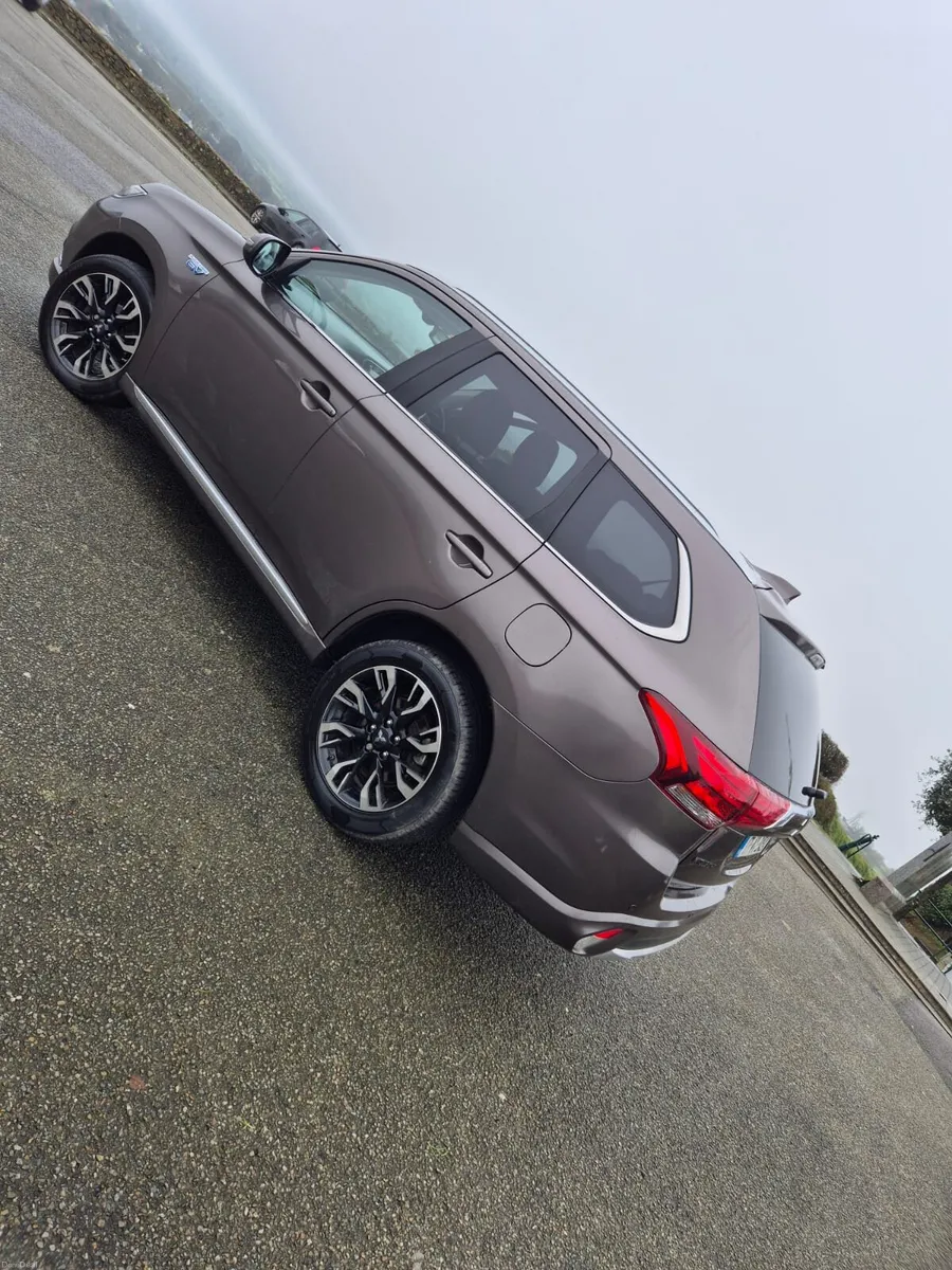 Mitsubishi Outlander Phev - Image 2