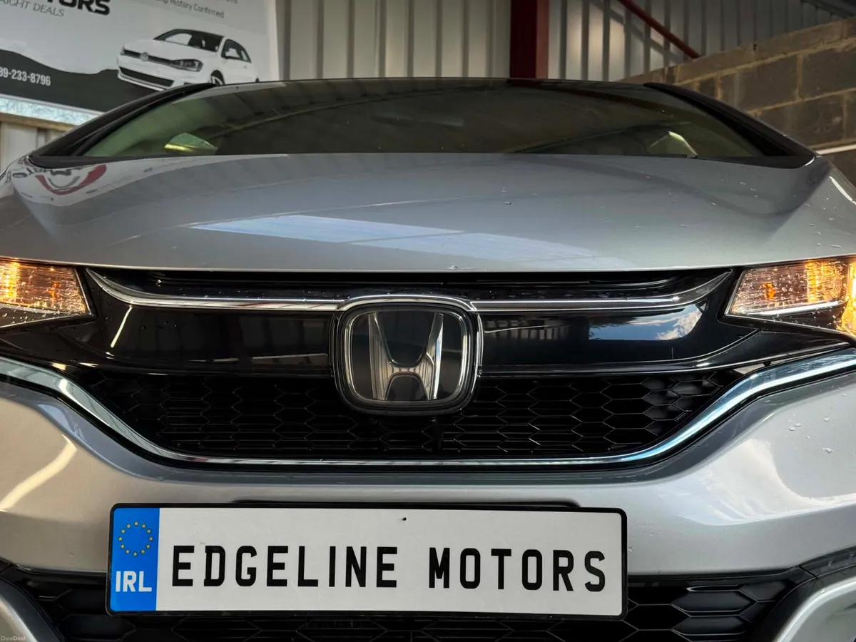 182 Honda Fit Hybrid immaculate condition - Image 4