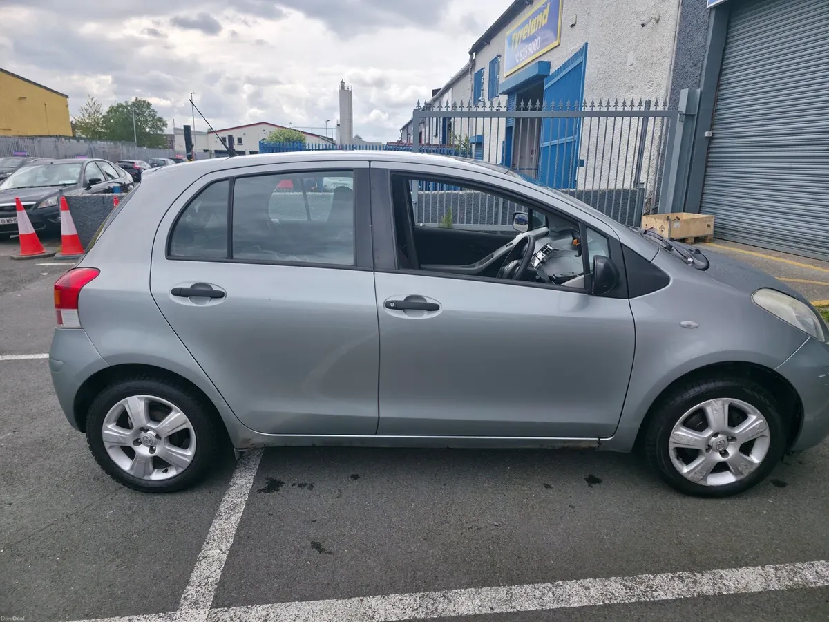 Toyota Yaris 2009 - Image 2