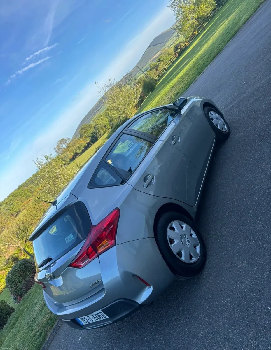 Toyota Auris 2013 - Image 2