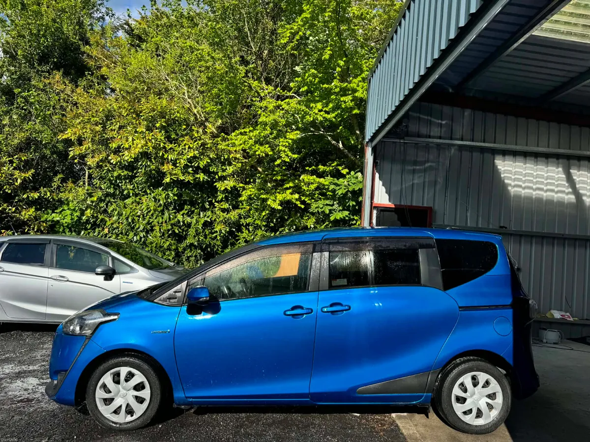 Toyota Sienta 7 seater Push start auto Hybrid - Image 4