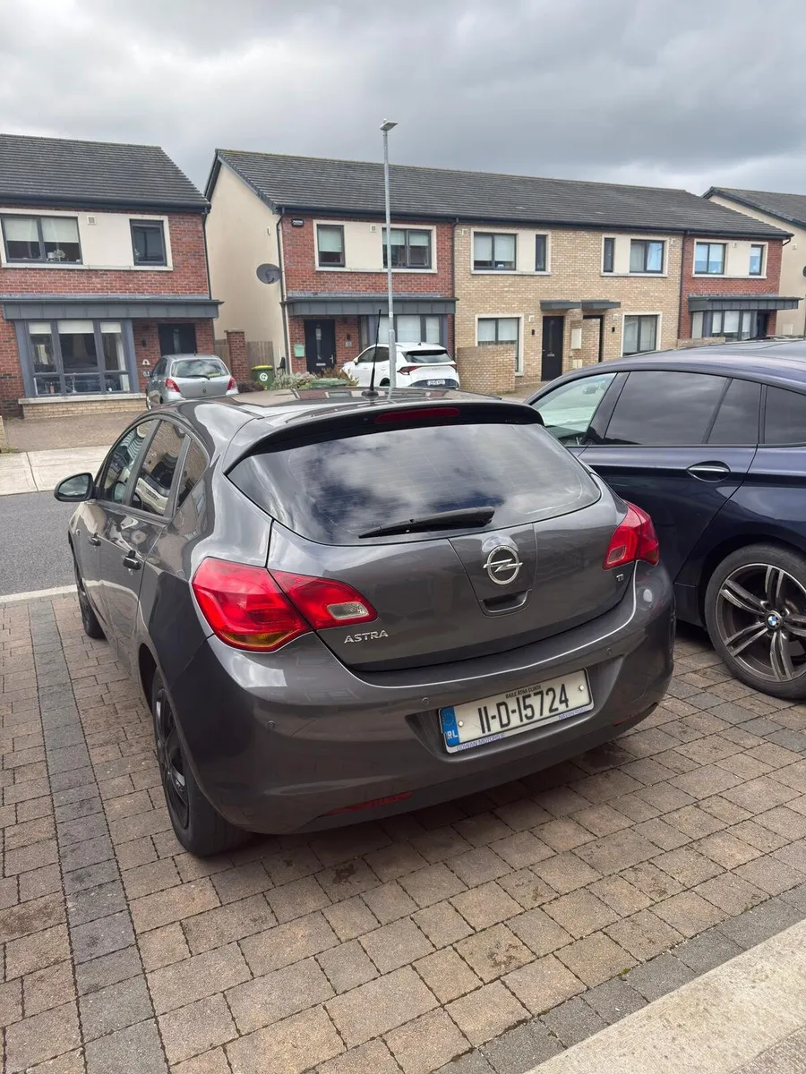 Opel Astra 2011 - Image 2