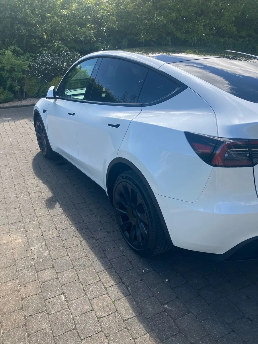 Tesla Model Y LR AWD - Image 4