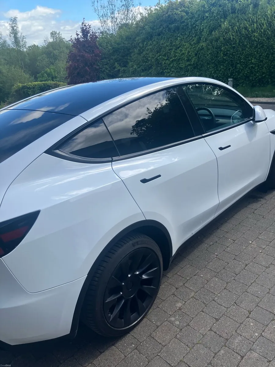 Tesla Model Y LR AWD - Image 2