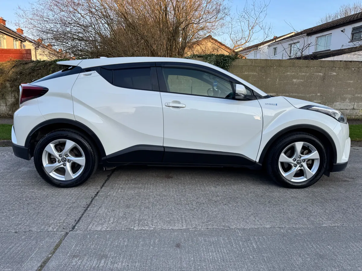 Toyota C-HR 2018 Immaculate condition - Image 4