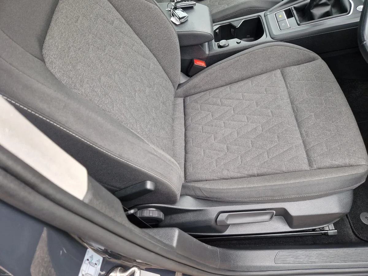 Volkswagen Golf 2024 - Image 6
