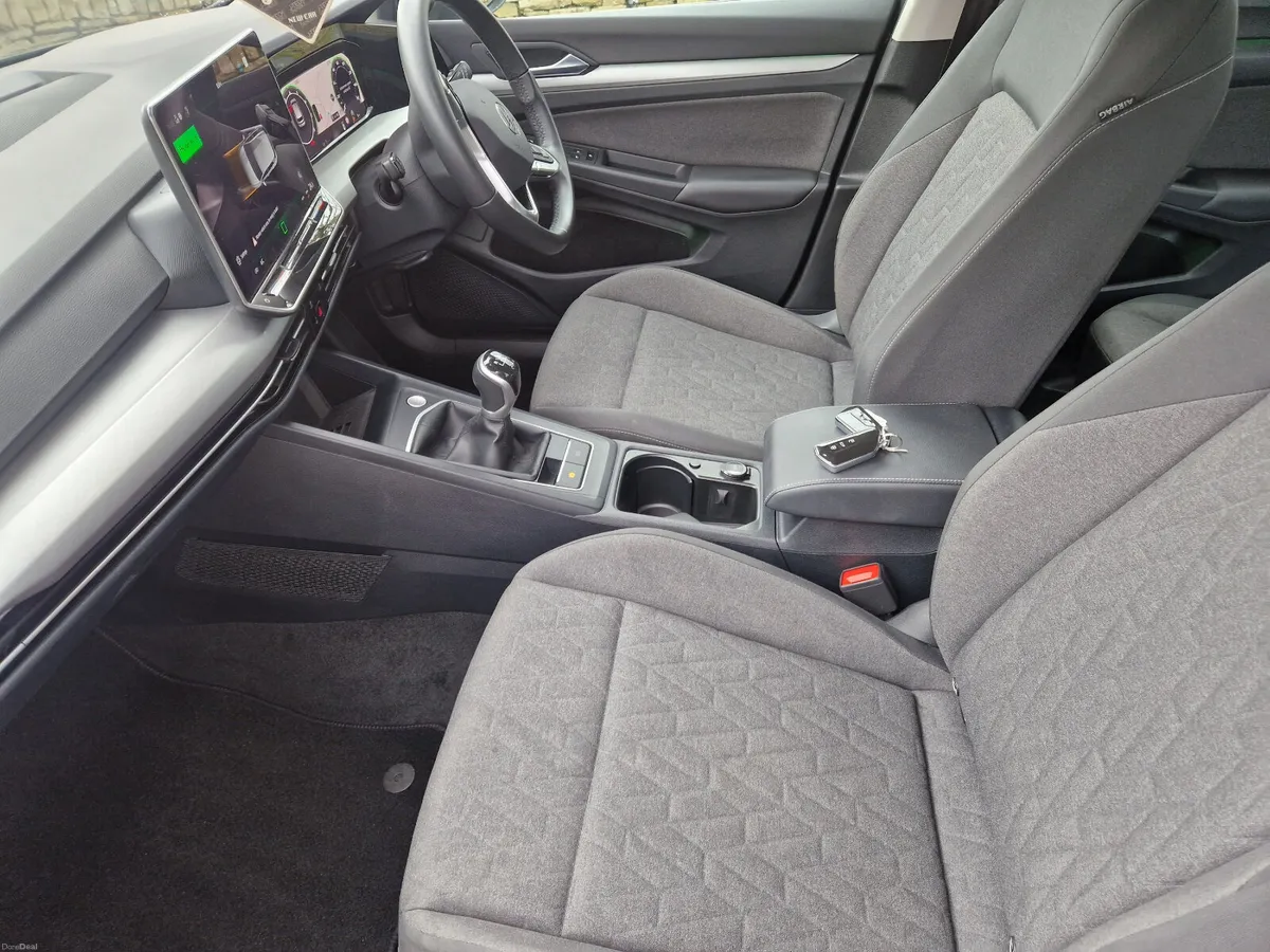 Volkswagen Golf 2024 - Image 4