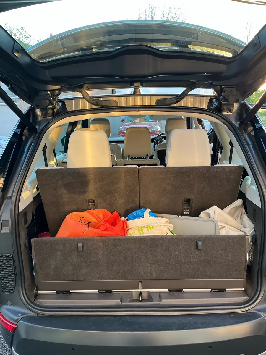 LandRover Discovery 7 Seater - Image 3