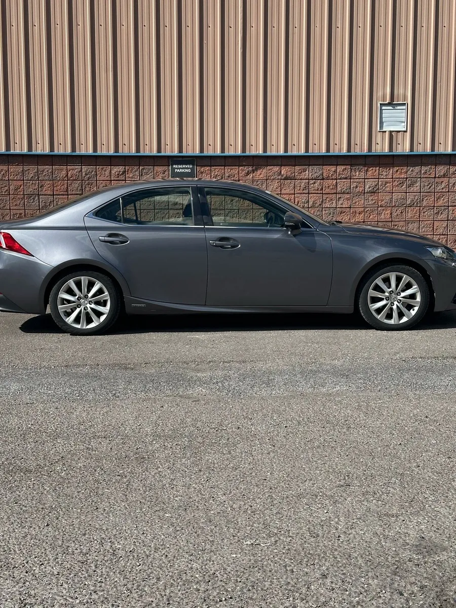 LEXUS IS 300H - Image 4