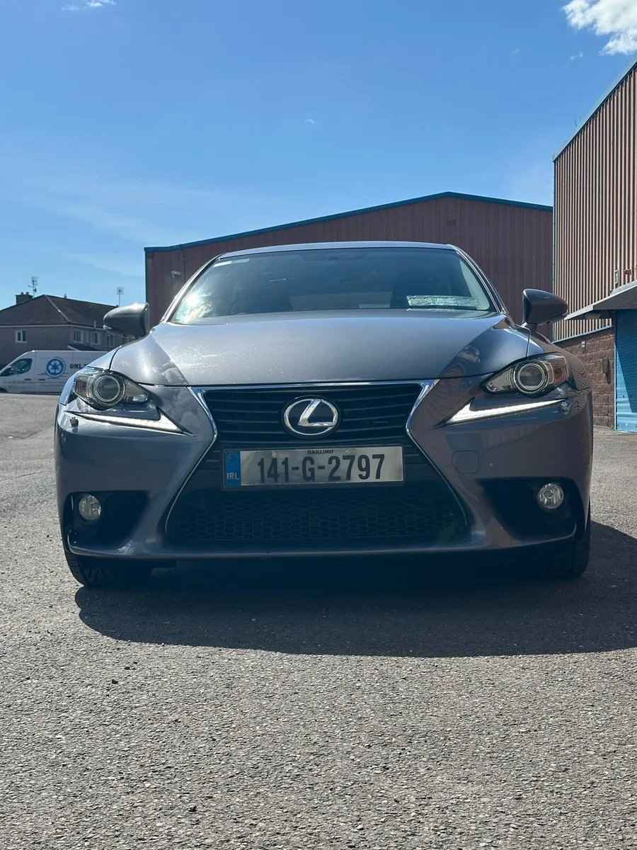 LEXUS IS 300H - Image 2