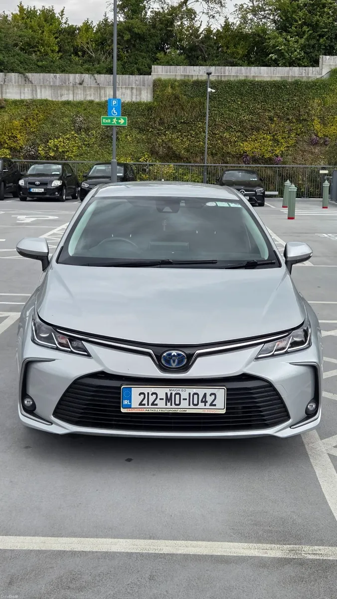Toyota Corolla Luna Hybrid —just  18.000km - Image 3