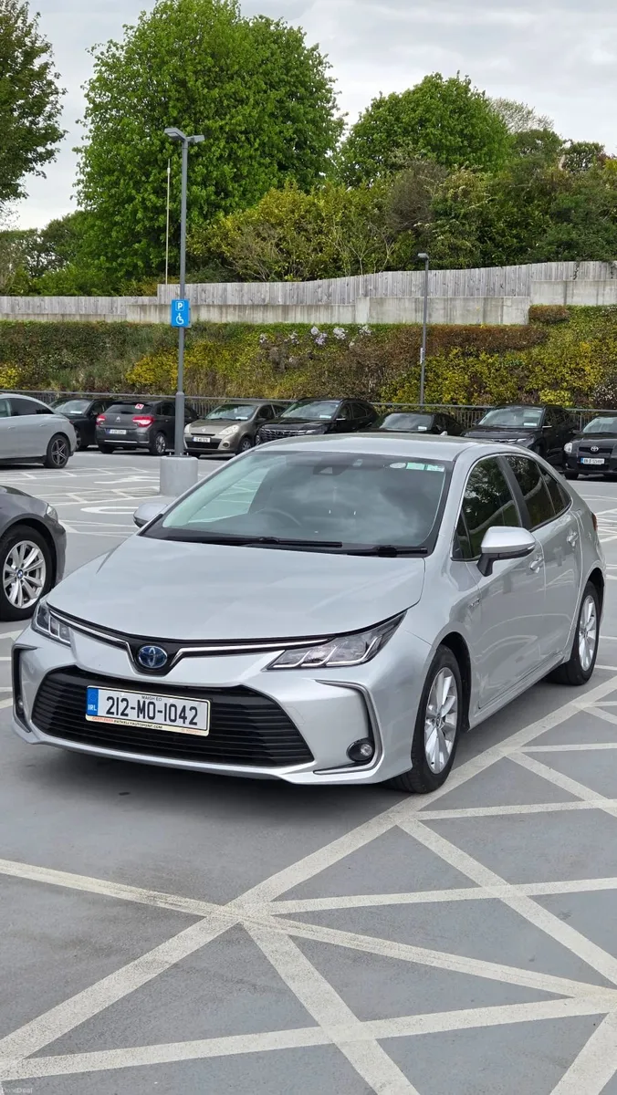 Toyota Corolla Luna Hybrid —just  18.000km - Image 2