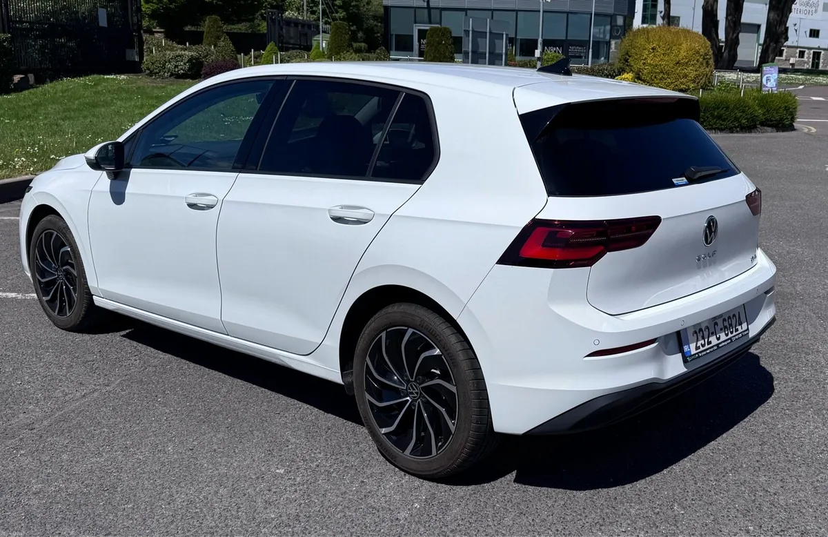 2023 Golf  (like new) - Image 5