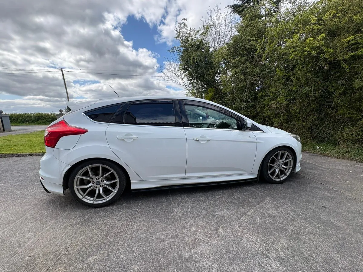 Ford Focus 2014 - Image 2
