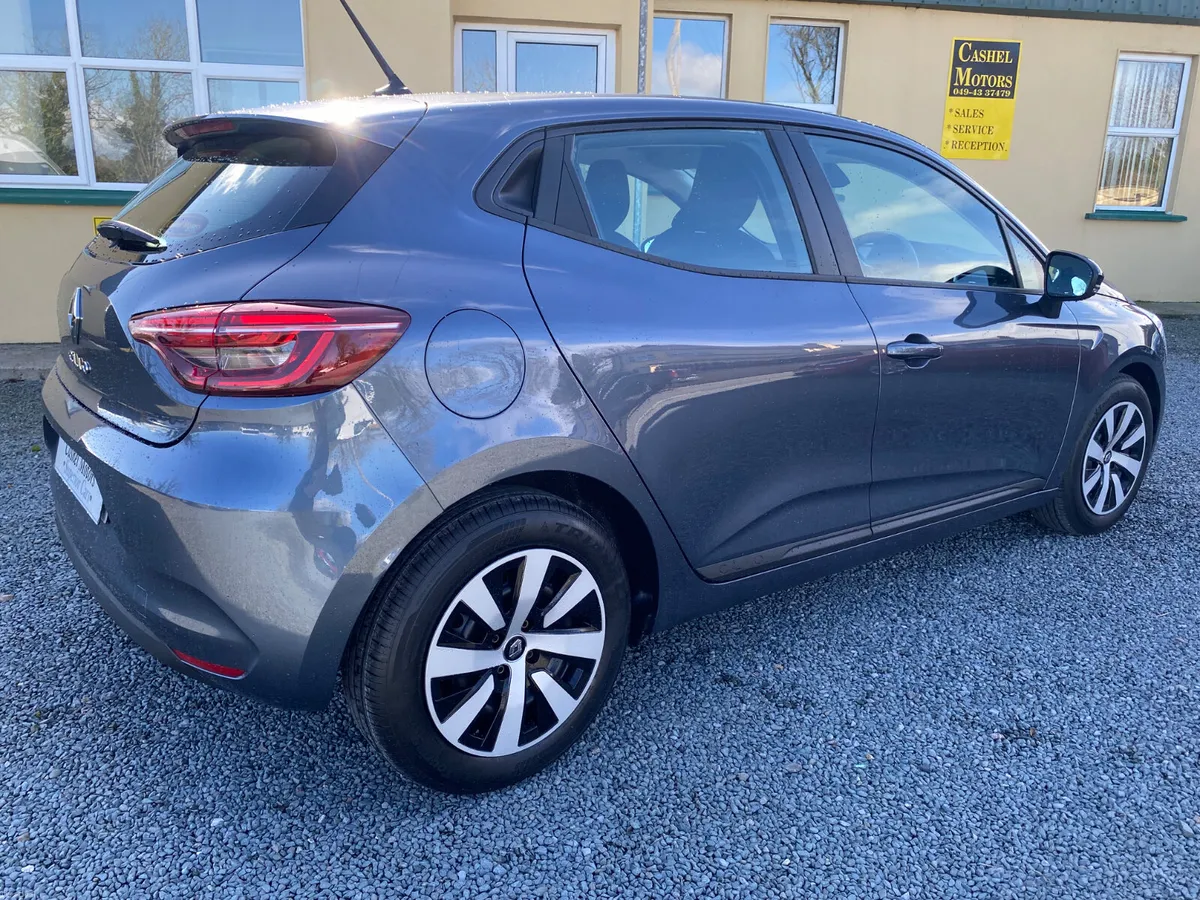 222 Clio Evolution in stunning Titanium Grey Met - Image 2