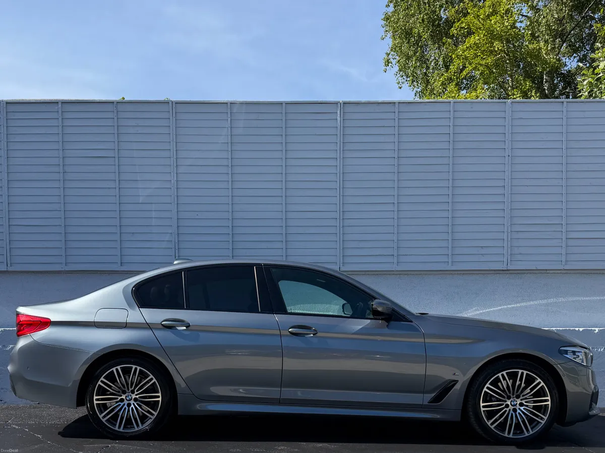 BMW 5-Series 2020 530E M SPORT / ONE OWNER - Image 2