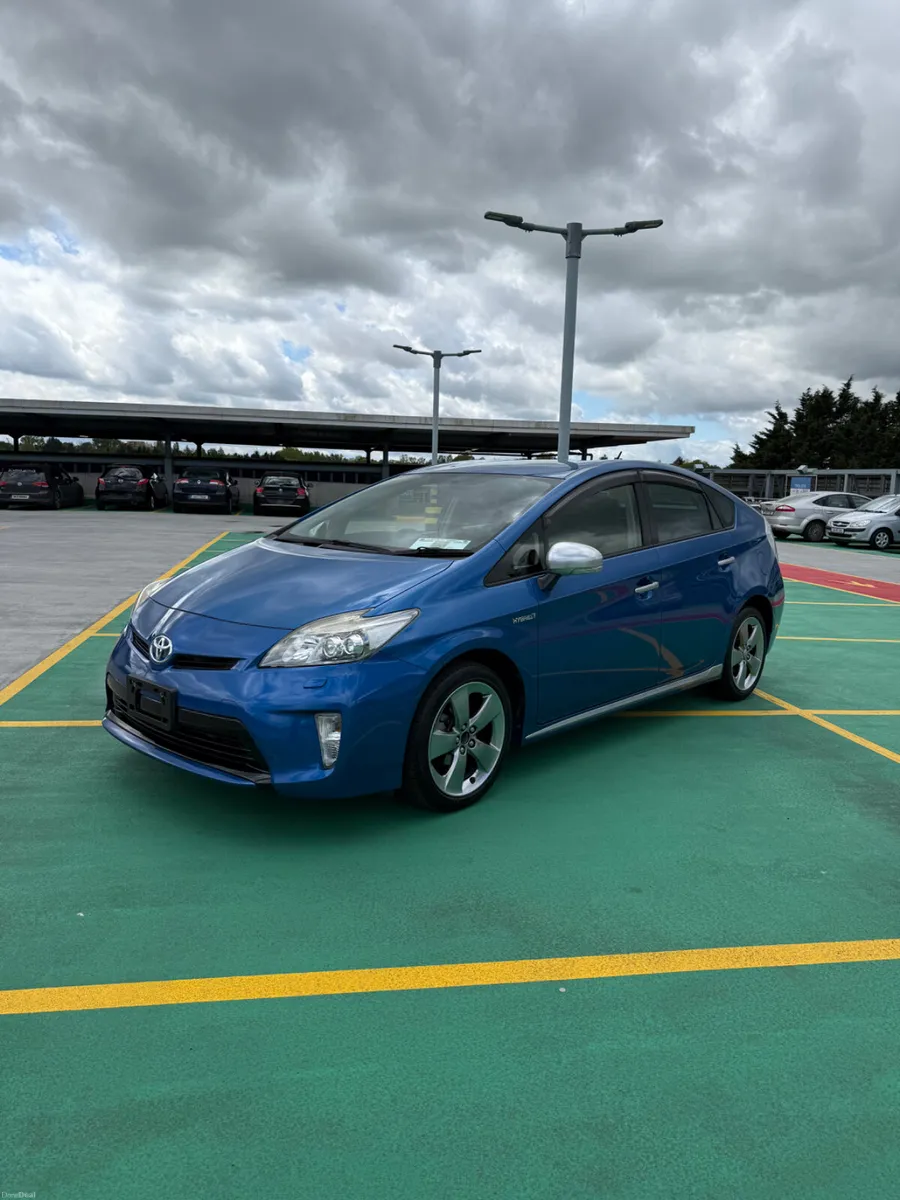 13 Toyota Prius 1.8 Hybrid - LOW MILEAGE HIGH SPEC - Image 3