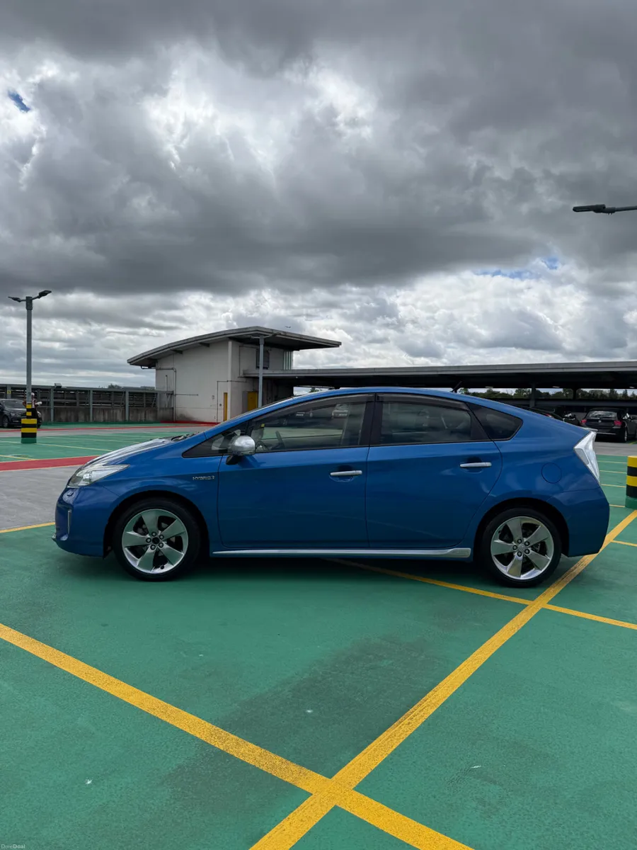 13 Toyota Prius 1.8 Hybrid - LOW MILEAGE HIGH SPEC - Image 4