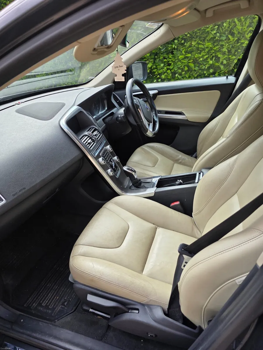 Volvo XC60 low mileage - Image 4
