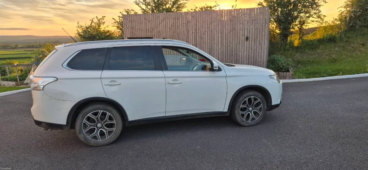 Mitsubishi Outlander 2015 (7 Seater) - Image 5