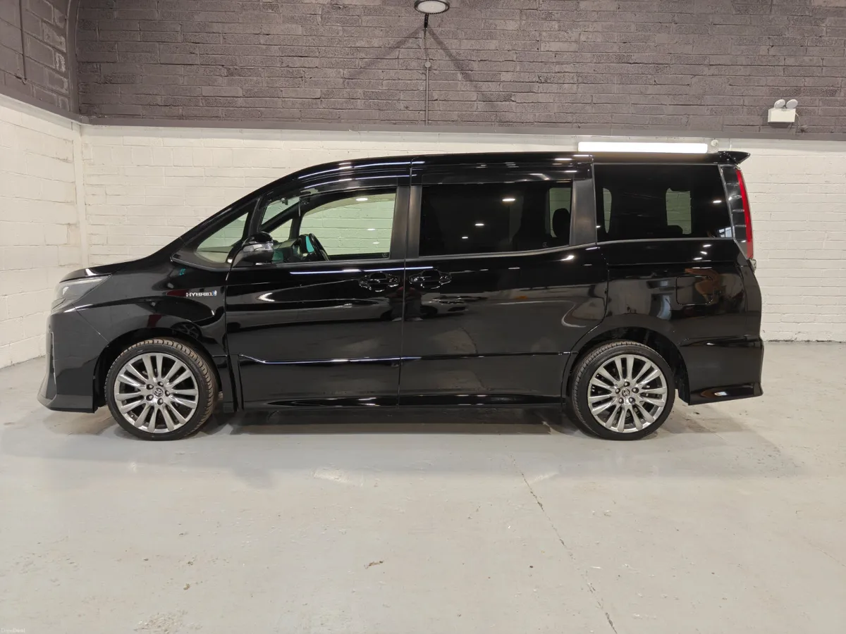 2017 TOYOTA NOAH 7 SEAT HYBRID AUTOMATIC - Image 4