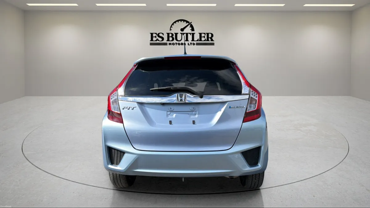 2017 Honda Fit 1.5L PETROL HYBRID AUTO LOW KMS - Image 4