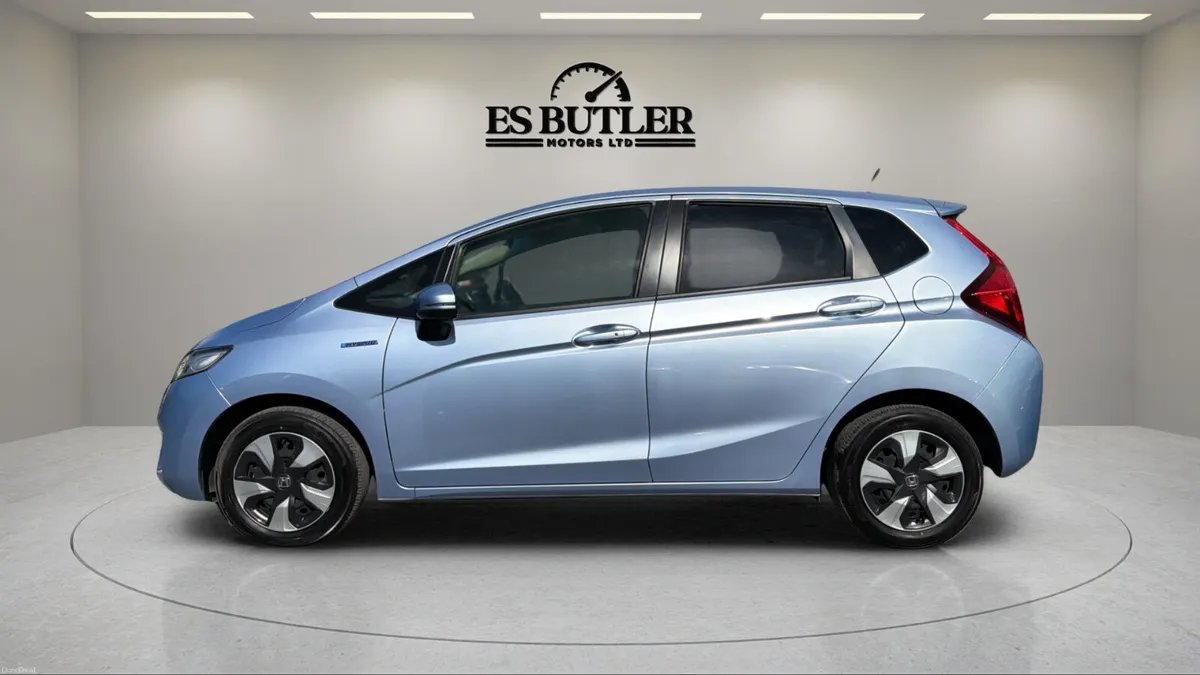 2017 Honda Fit 1.5L PETROL HYBRID AUTO LOW KMS - Image 2