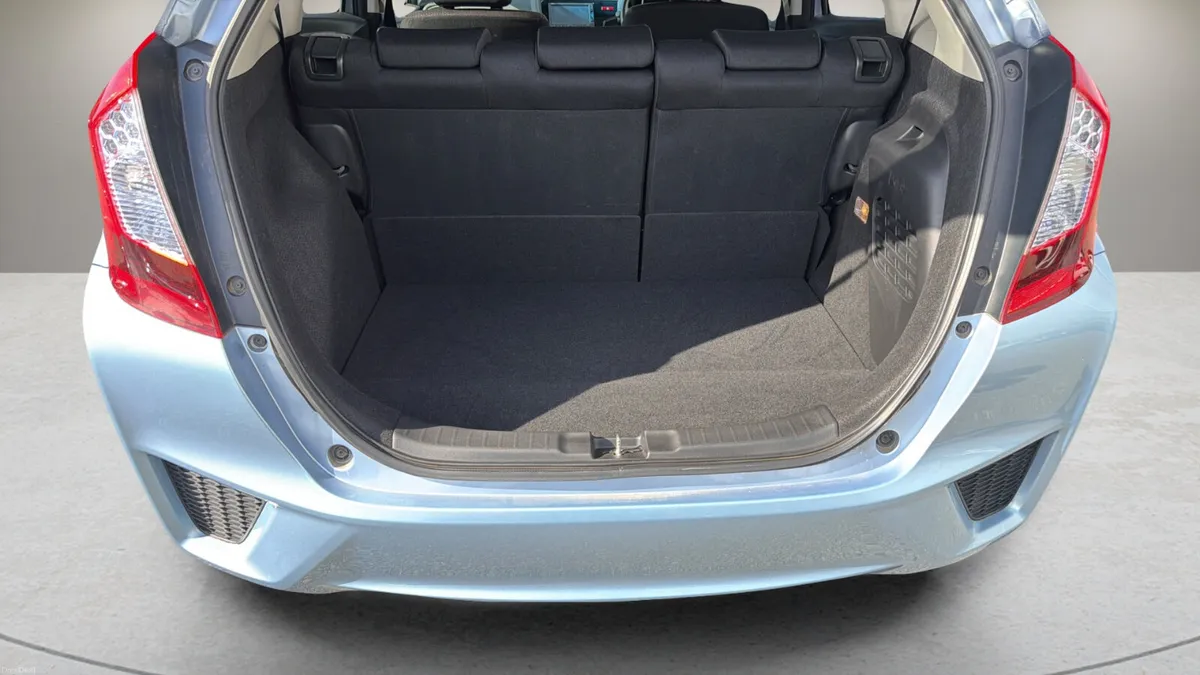 2017 Honda Fit 1.5L PETROL HYBRID AUTO LOW KMS - Image 5