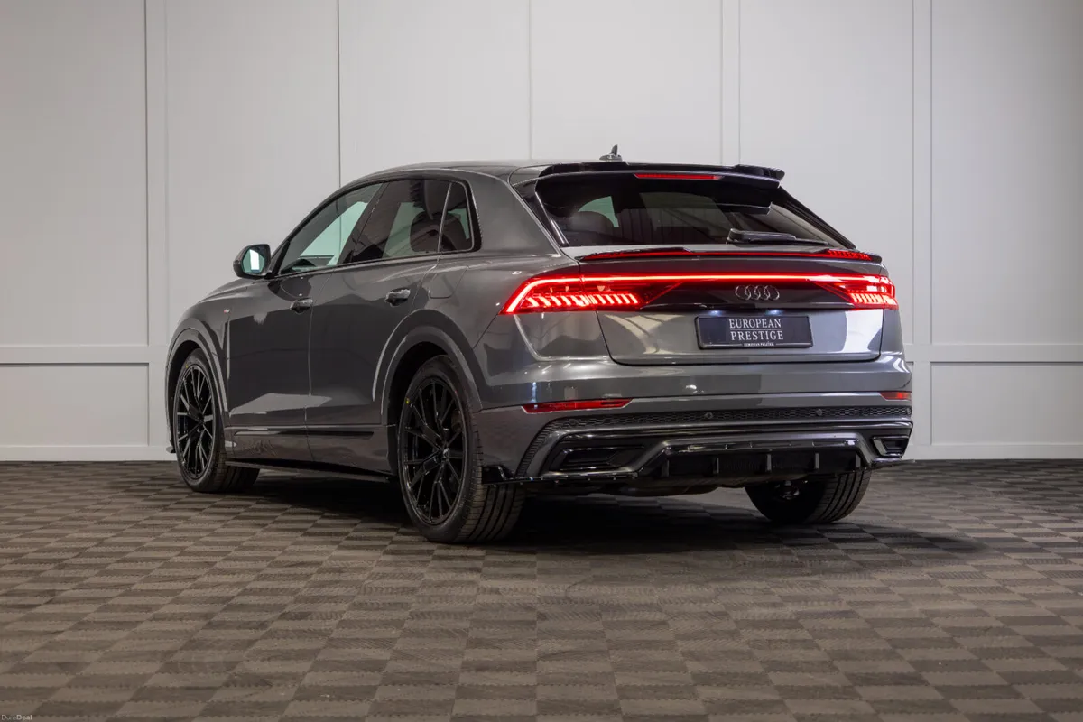 212 Audi Q8 55 TFSIe S-Line - Image 4