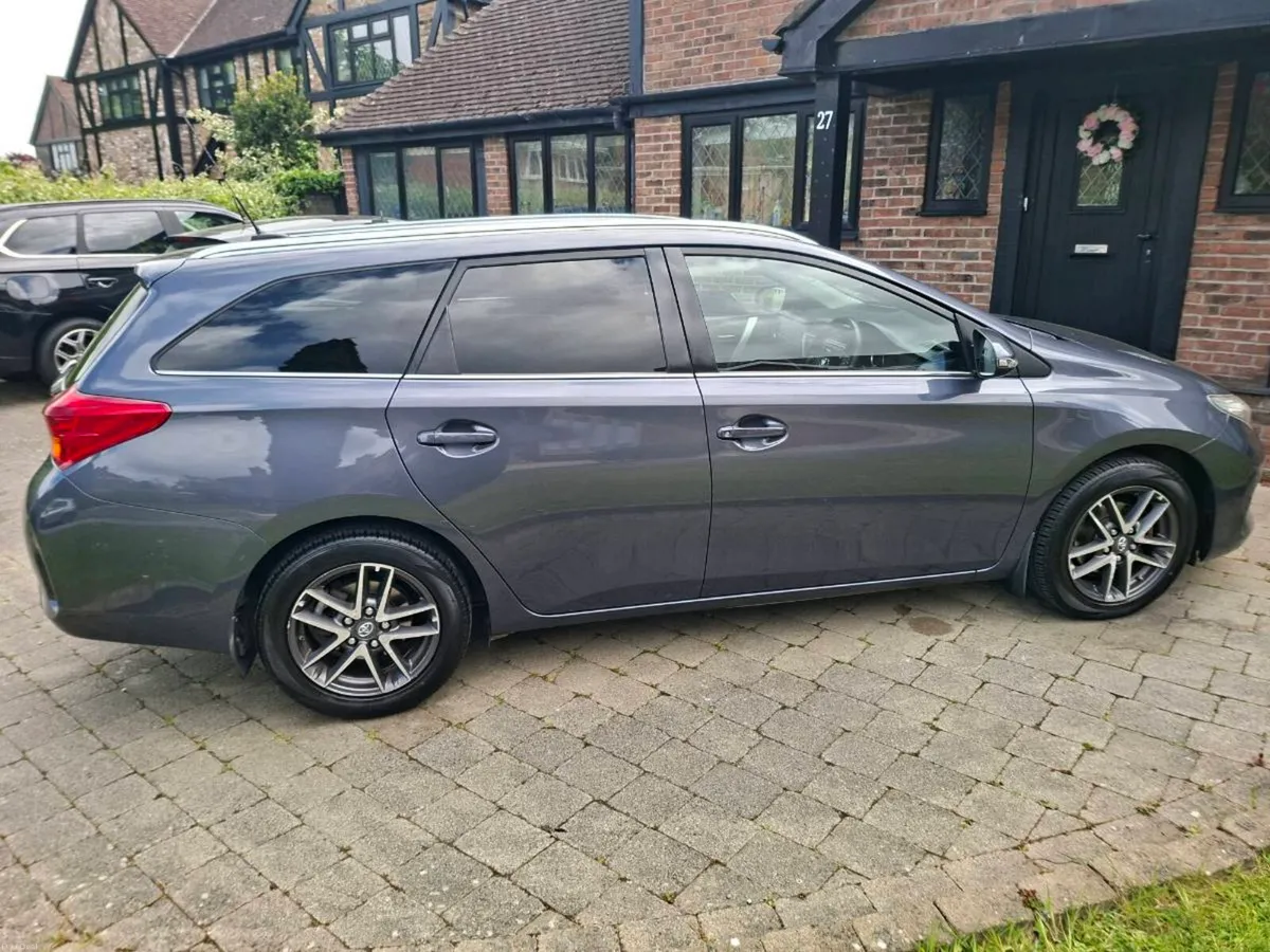 TOYOTA AURIS 1.3 PETROL ESTATE 2015 VERY CLEAN CAR - Image 2