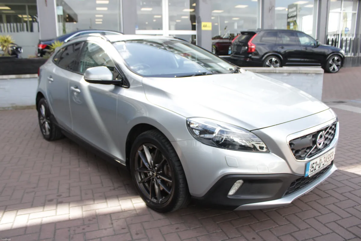 Volvo V40 2015 - Image 2