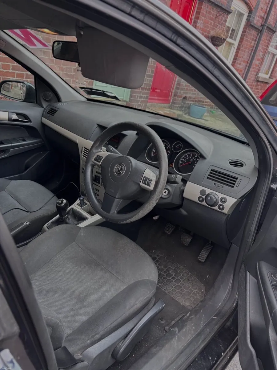 Vauxhall Astra Club Twinport 05DR - Image 2
