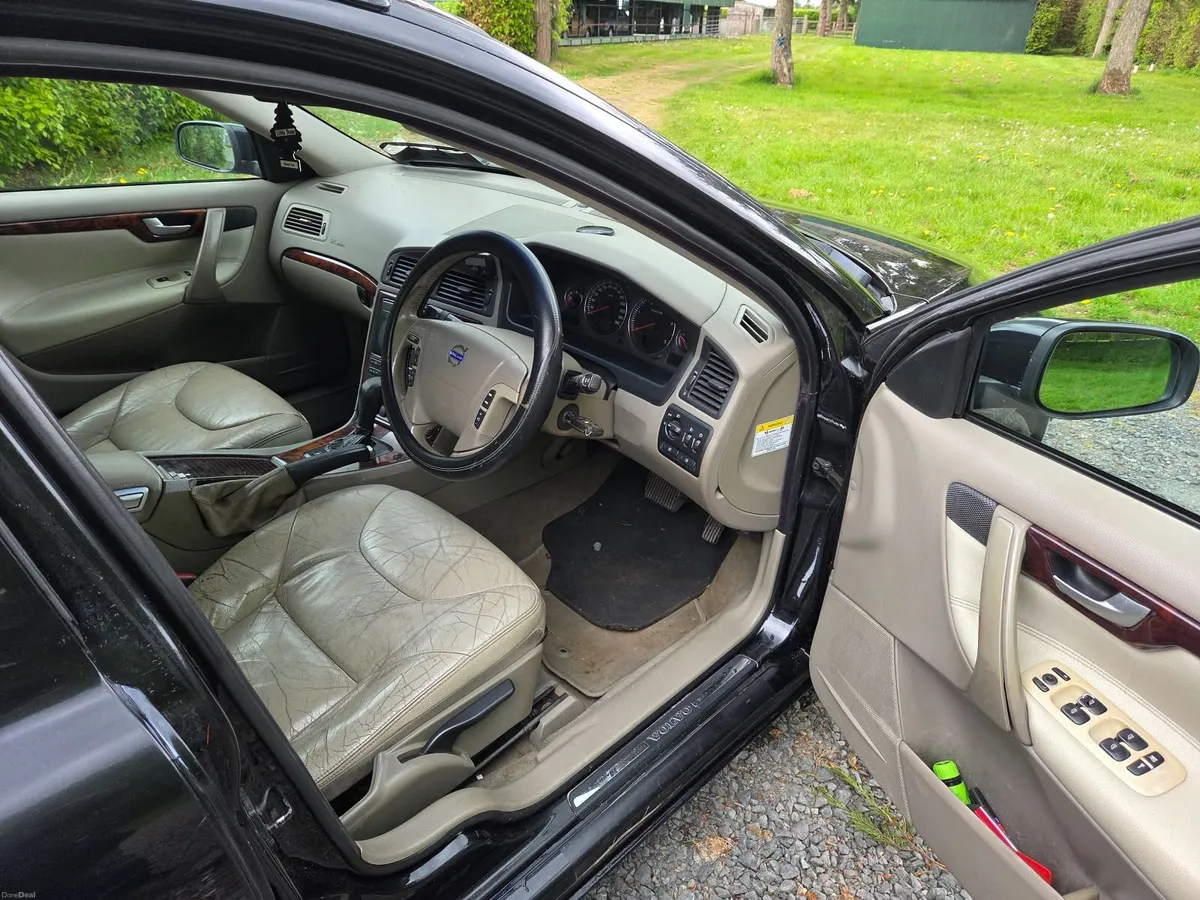 Volvo V70 2004 - Image 2