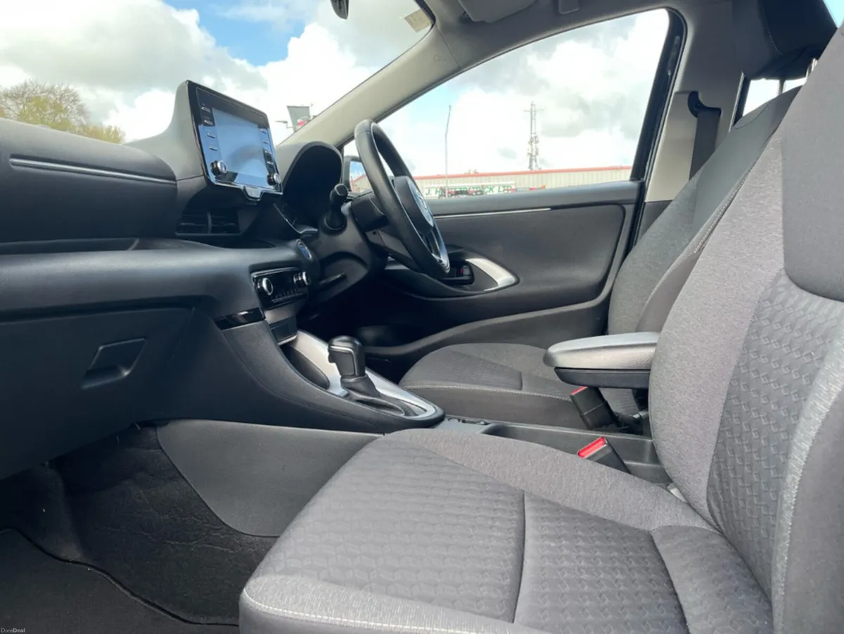 Toyota Yaris 1.5 HYBRID LUNA 4DR - Image 6
