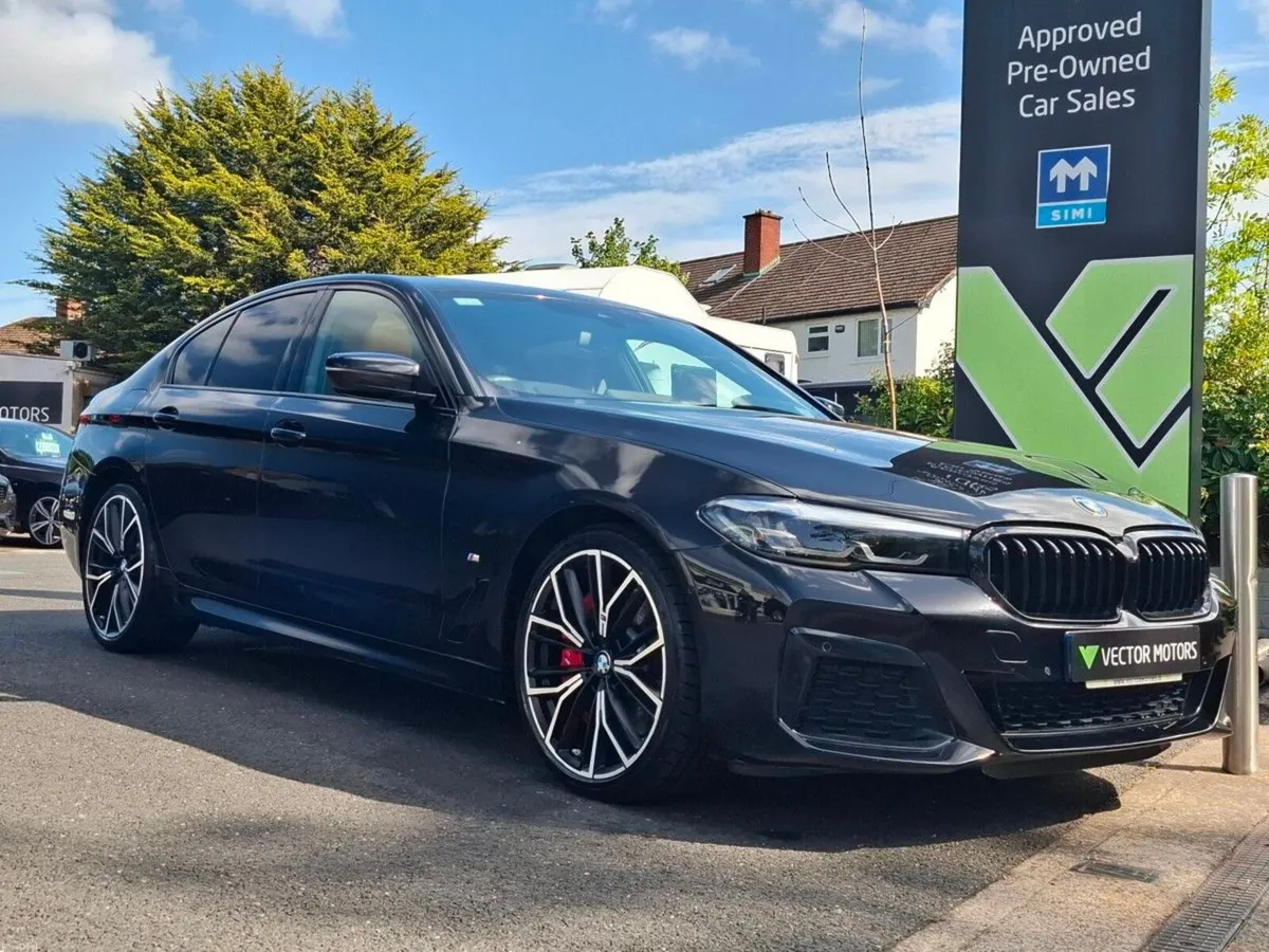 BMW 5-Series 545e xDRIVE M-SPORT SUNROOF HARMAN KA - Image 1