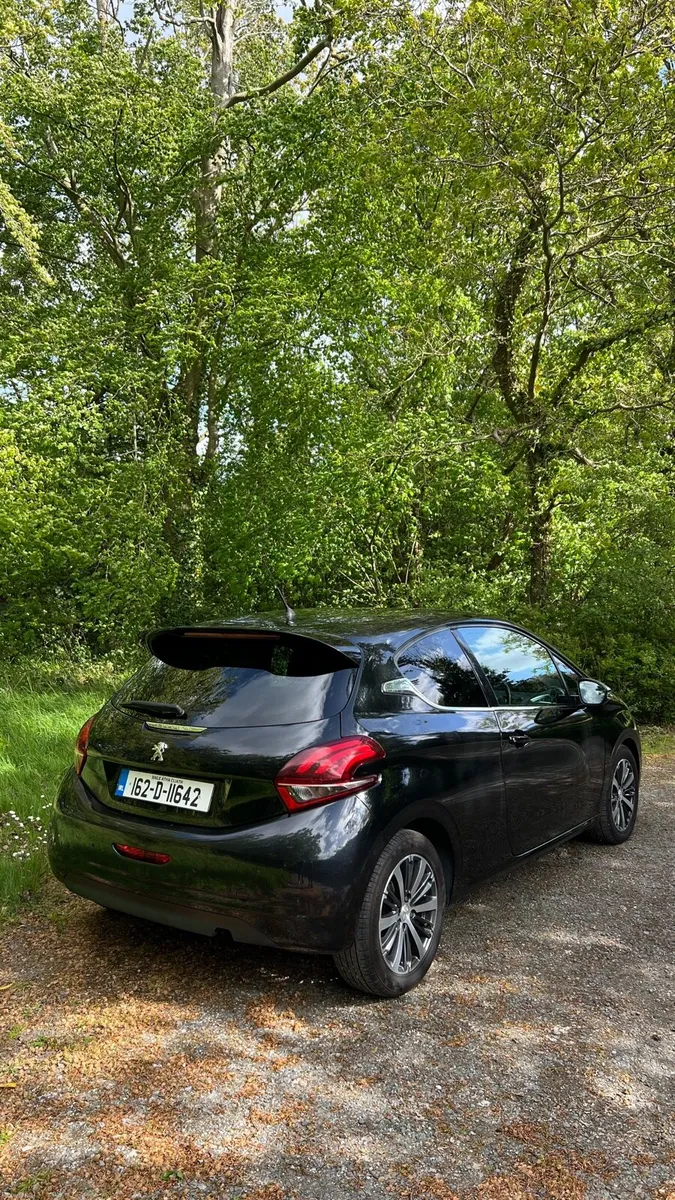 2016 Peugeot 208 - only 34,000 KM - Like New - Image 3