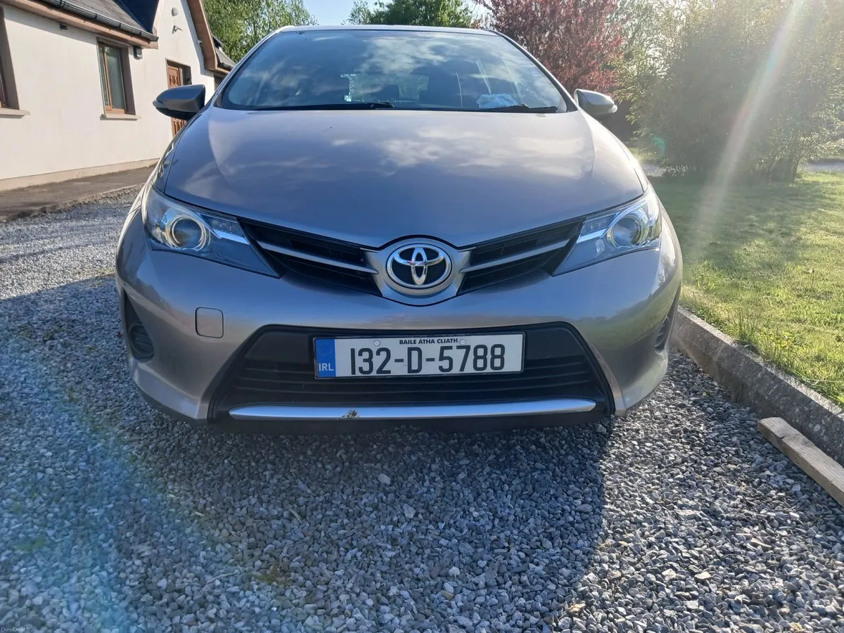 Toyota Auris 2013 - Image 2