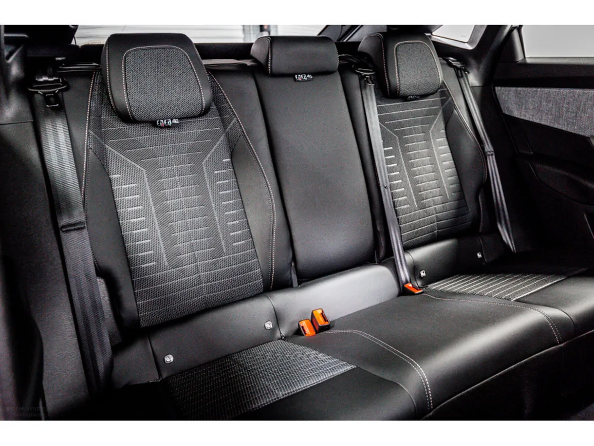 Peugeot 3008 E-Allure 73kWh Auto 210HP - Image 5