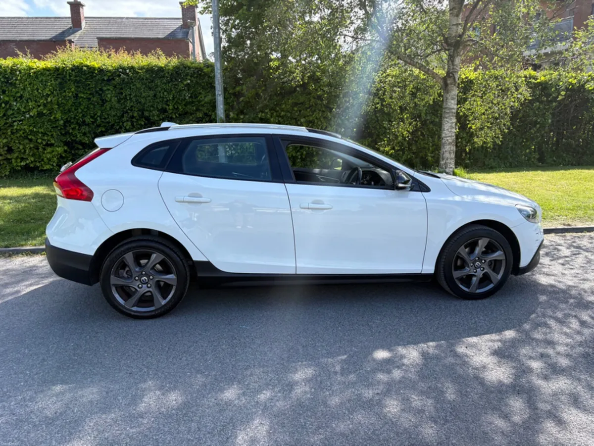 Volvo V40 40 SERIES 1.6 D2 CROSS COUNTRY LUXURY 5 - Image 1