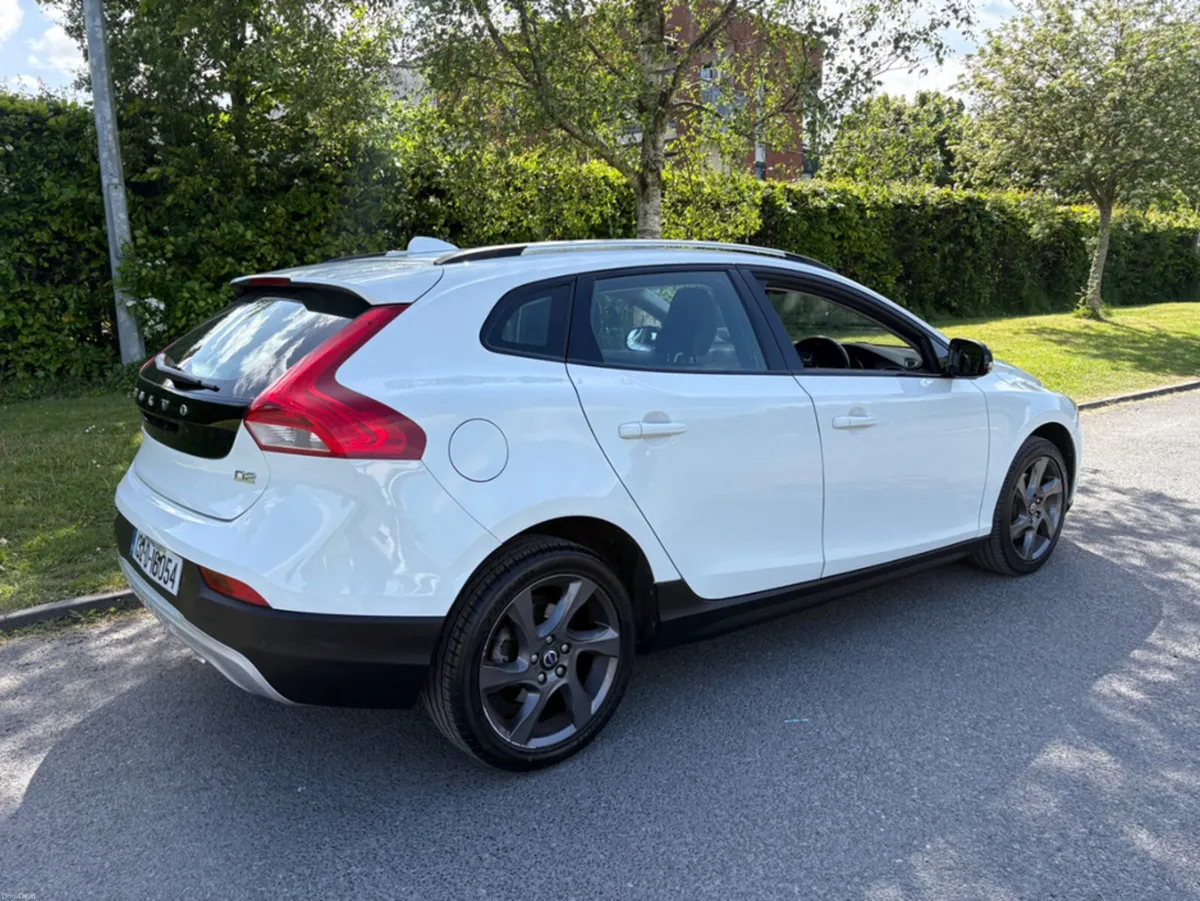 Volvo V40 40 SERIES 1.6 D2 CROSS COUNTRY LUXURY 5 - Image 2
