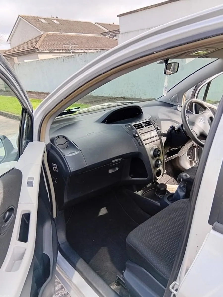 2011 Toyota Yaris - Image 4