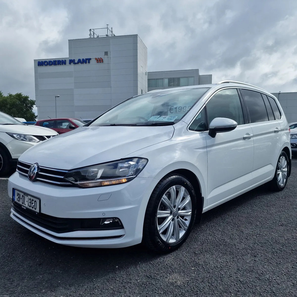 Volkswagen Touran 7 Seats Automatic - Image 3