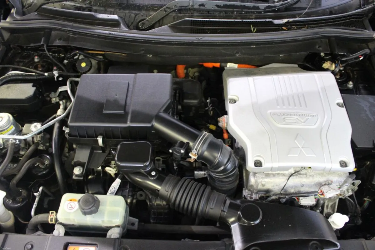 Mitsubishi Outlander 2.4L Plug-in EV Intense 5 sea - Image 4