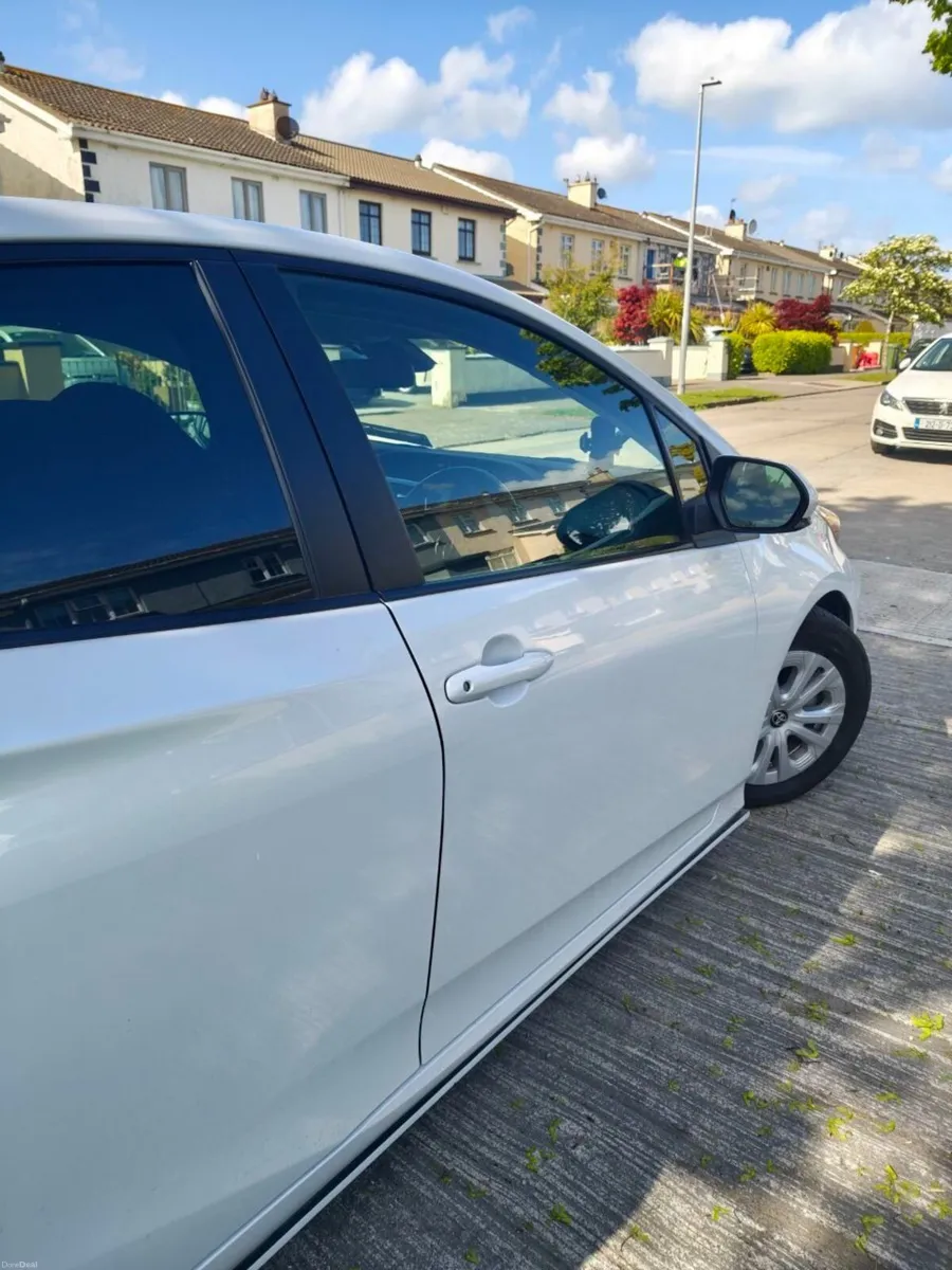 Toyota Prius JDM High-spec 5 SEATER - Image 3