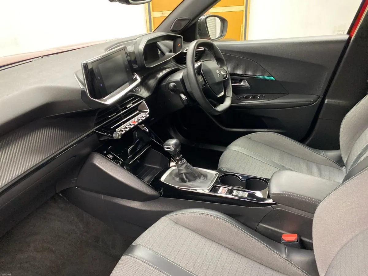 Peugeot 2008 1.2 Puretech 100bhp Allure - Image 3